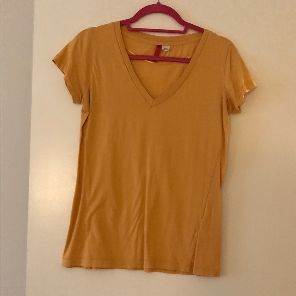 Yellow v neck short sleeve tee